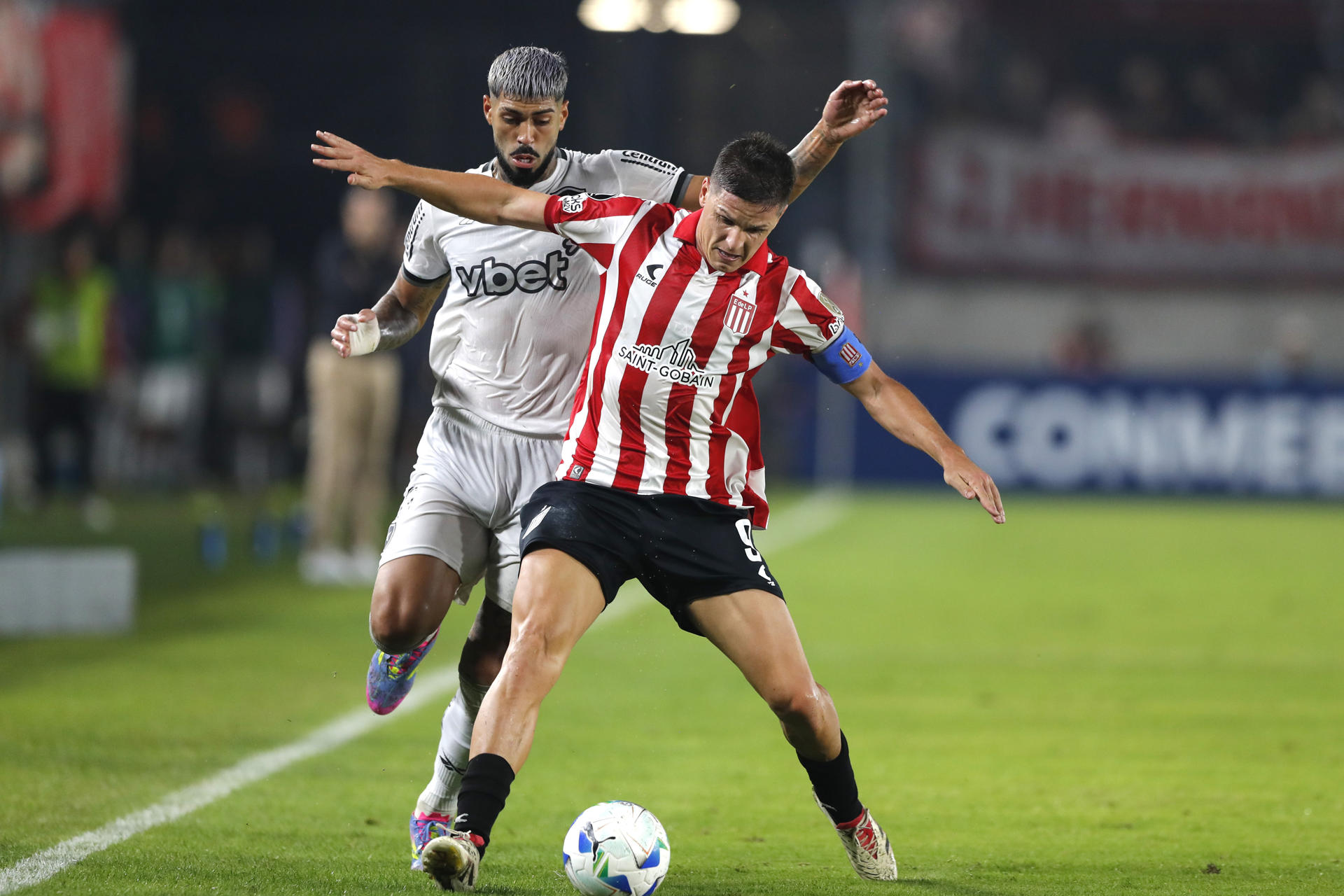 1-0. Con gol carambola, Estudiantes vence con lo justo a Botafogo