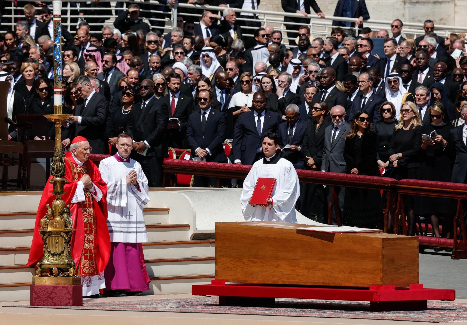 Homilía del funeral: El papa no cesó de implorar la paz y ocuparse de los últimos