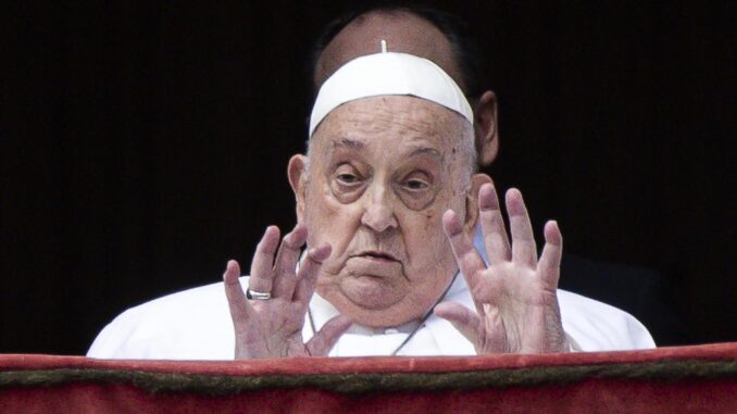 El papa aparece para la bendición Urbi et Orbi en el balcón de la fachada de San Pedro