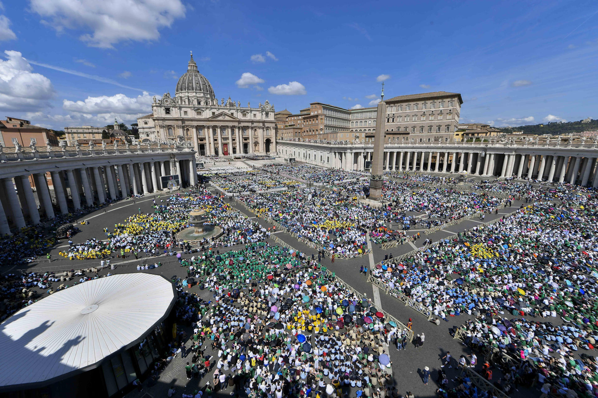 200.000 fieles llenan San Pedro del Vaticano en el segundo día de las «novendiales» por Francisco