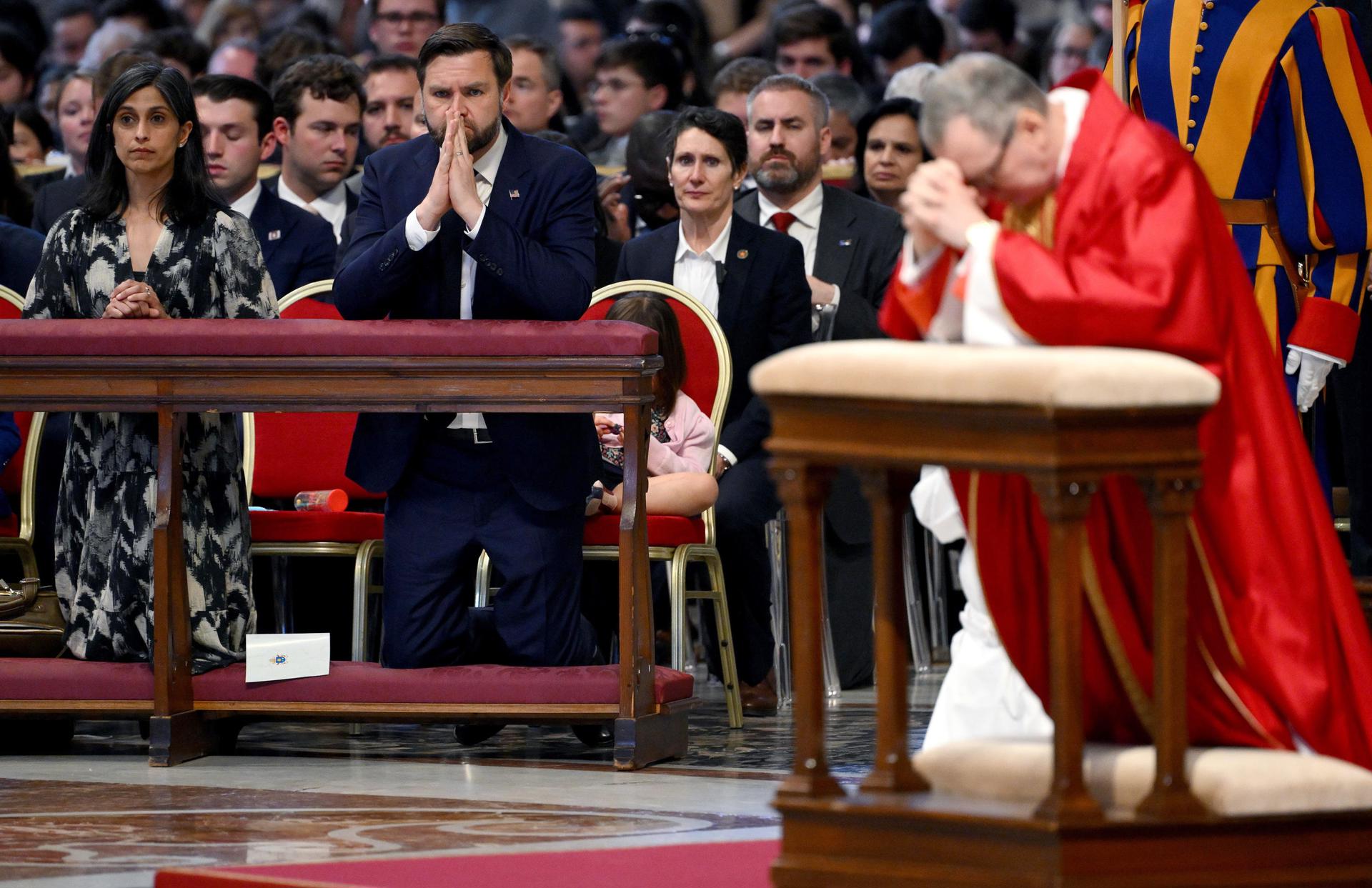 JD Vance participa en el rito de la Pasión de Viernes Santo en el Vaticano sin el papa