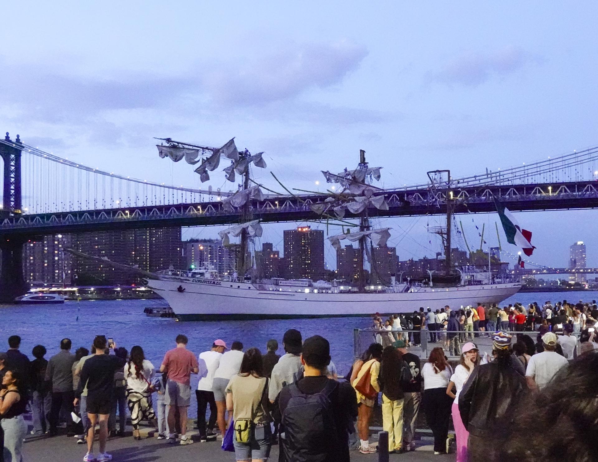 Mexican Navy training ship hits Brooklyn Bridge in New York