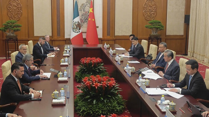 El canciller mexicano destaca en Pekín la histórica "relación comercial" con China