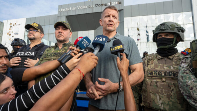 El fundador de Blackwater participa en operativo en Ecuador contra las bandas criminales