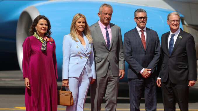 Llegada de Robert F. Kennedy Jr. a investidura de Noboa