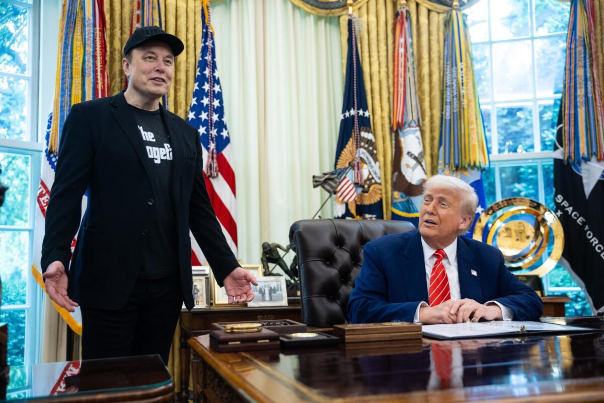 EPA2040. WASHINGTON (ESTADOS UNIDOS), 06/06/2025.- Fotografía del 30 de mayo de 2025 del presidente estadounidense Donald Trump (d) junto al empresario Elon Musk, en una conferencia de prensa en el Despacho Oval de la Casa Blanca en Washington (Estados Unidos). Trump no mostró interés en hacer las paces con el magnate tecnológico Elon Musk pese a los gestos reconciliatorios exhibidos por el empresario sudafricano un día después de la agria pelea que mantuvieron intercambiando amenazas en las redes sociales. EFE/EPA/EFE/ Francis Chung / POOL
