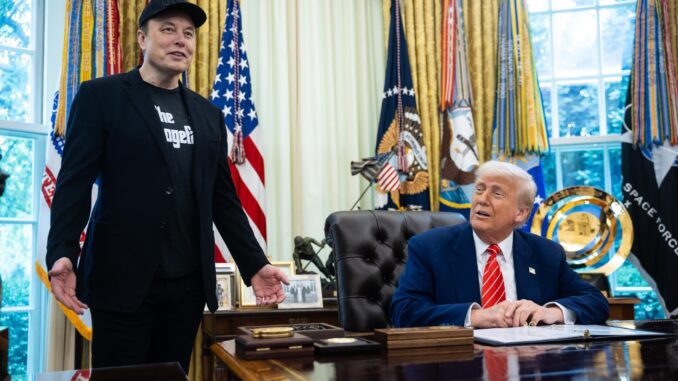 Musk da un paso para hacer las paces con Trump y el presidente lo descarta EPA2040. WASHINGTON (ESTADOS UNIDOS), 06/06/2025.- Fotografía del 30 de mayo de 2025 del presidente estadounidense Donald Trump (d) junto al empresario Elon Musk, en una conferencia de prensa en el Despacho Oval de la Casa Blanca en Washington (Estados Unidos). Trump no mostró interés en hacer las paces con el magnate tecnológico Elon Musk pese a los gestos reconciliatorios exhibidos por el empresario sudafricano un día después de la agria pelea que mantuvieron intercambiando amenazas en las redes sociales. EFE/EPA/EFE/ Francis Chung / POOL
