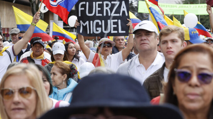 Miles de colombianos salen a las calles de grandes ciudades para rechazar la violencia
