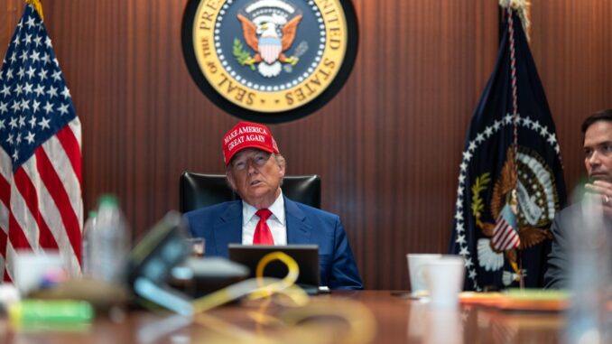Donald Trump en la Sala de Crisis de la Casa Blanca