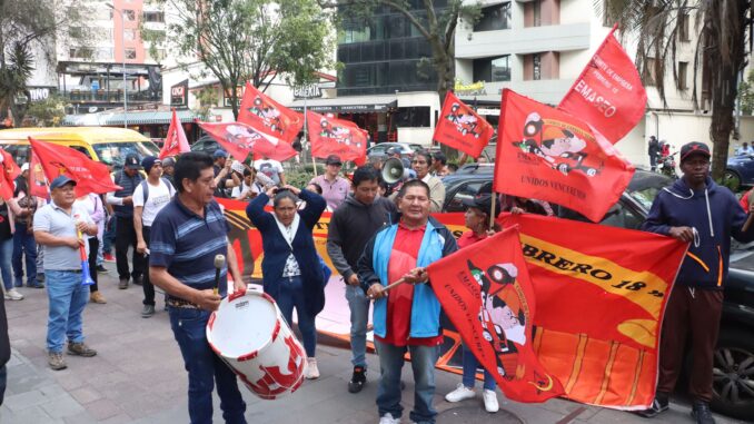 20250724178994-planton-trabajadores-min-gobierno (1)