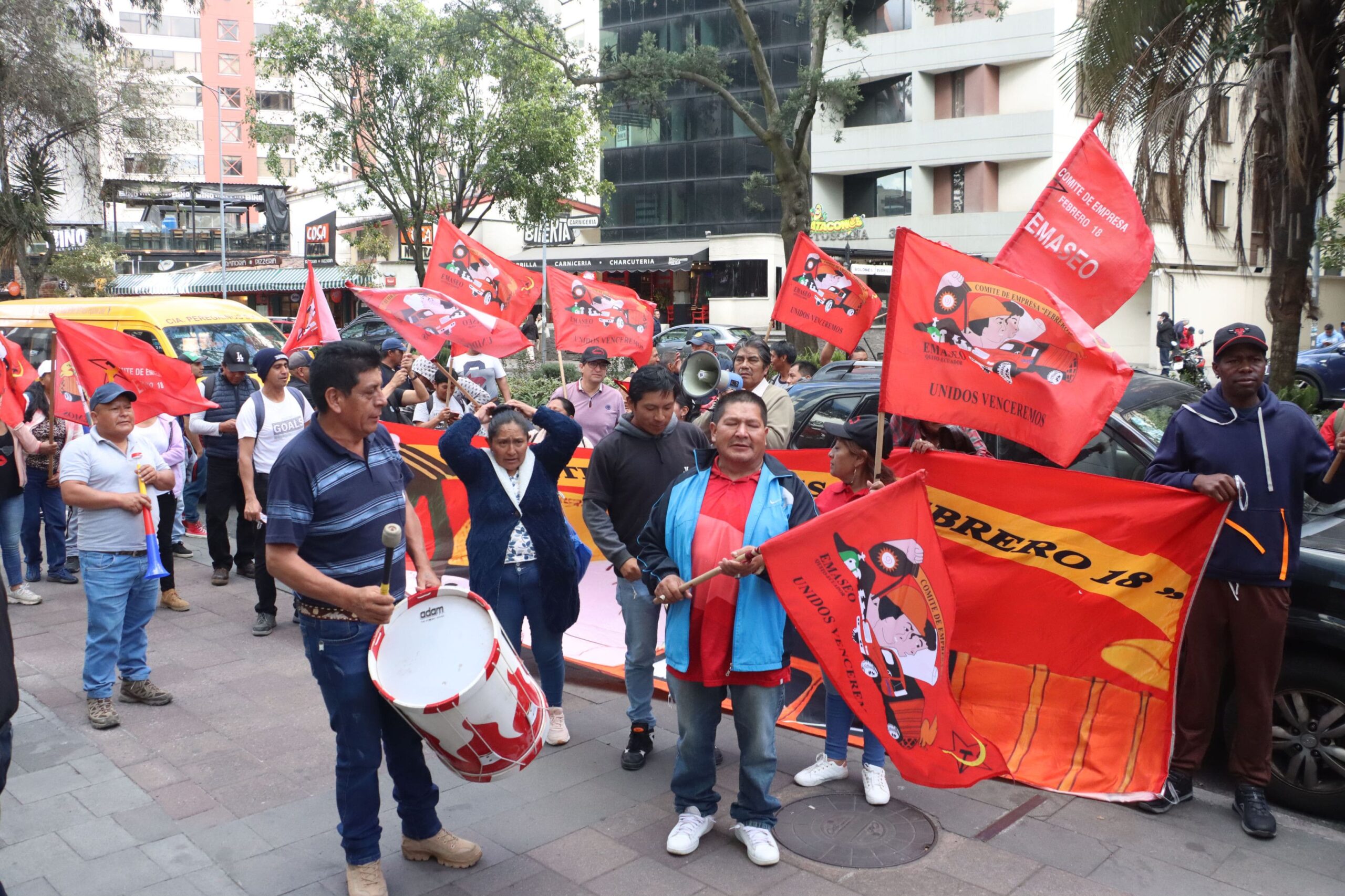 20250724178994-planton-trabajadores-min-gobierno (1)