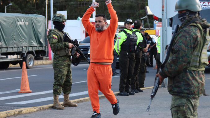 Ecuador inicia deportaciÛn de presos a Colombia
