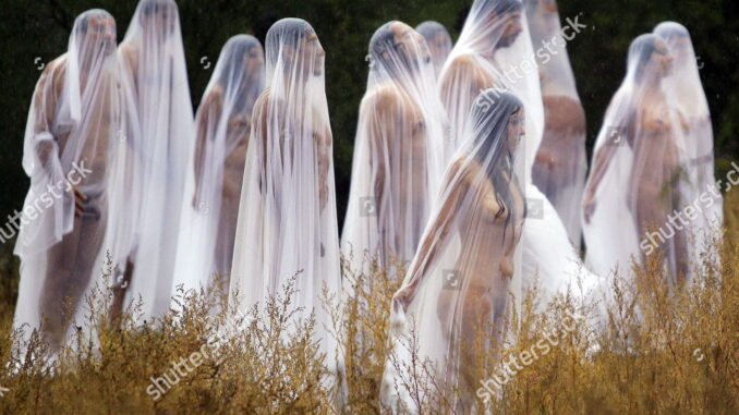 people-pose-us-photographer-spencer-tunick-during-1500w-8097049a