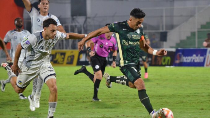 FBL-LIGAPRO-ORENSE-DELFÍNSC Machala, 25 de agosto, Orense SC empata 1x1 con Delfín SC por la fecha 26 de la LigaPro 2025, en el estadio 9 de Mayo. Gol Pedro Pablo Velasco. Foto API. Gleen Suárez