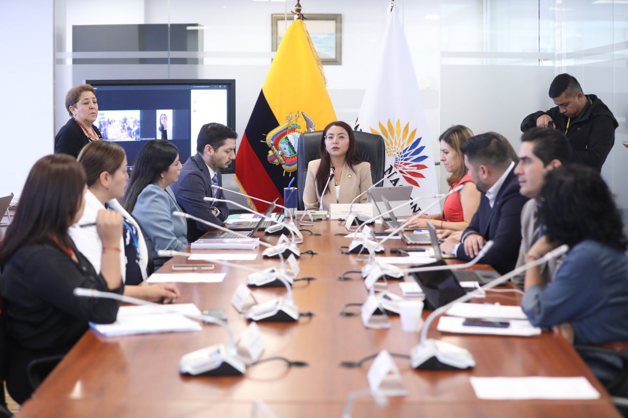 Finanzas explica en la Asamblea financiamiento de gasto público en 2025