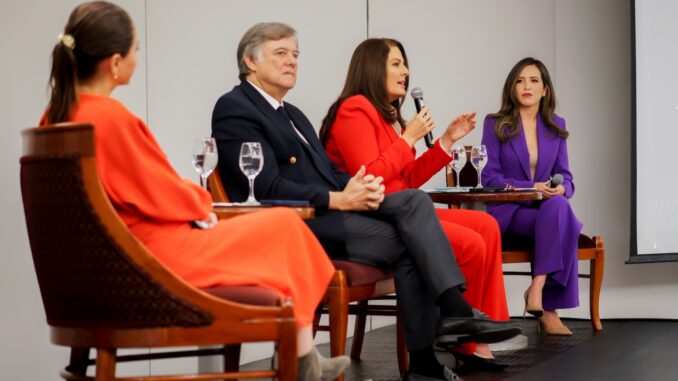 La UEES y SUCCEXION promovieron panel que resaltó el aporte del liderazgo femenino en los órganos de decisión.