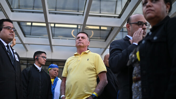 Bolsonaro abandona su prisiÛn domiciliar para someterse a ex·menes mÈdicos en un hospital