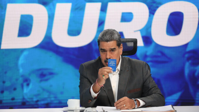 Nicolás Maduro jura que a Venezuela "no la toca nadie"