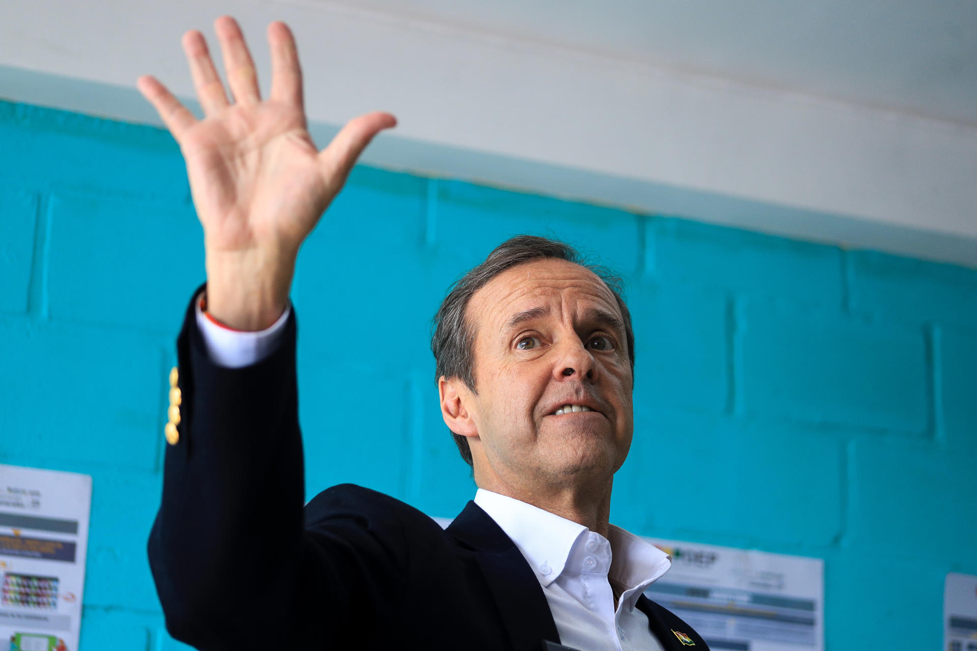 El candidato Jorge Tuto Quiroga vota en la Paz