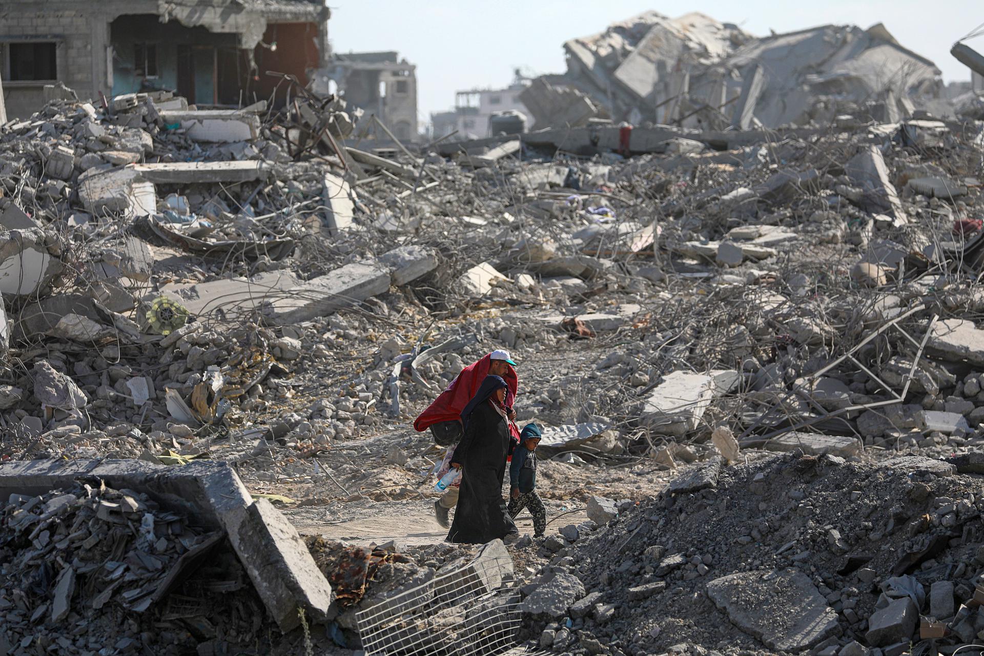 Los escombros dificultan la retirada de explosivos en Gaza