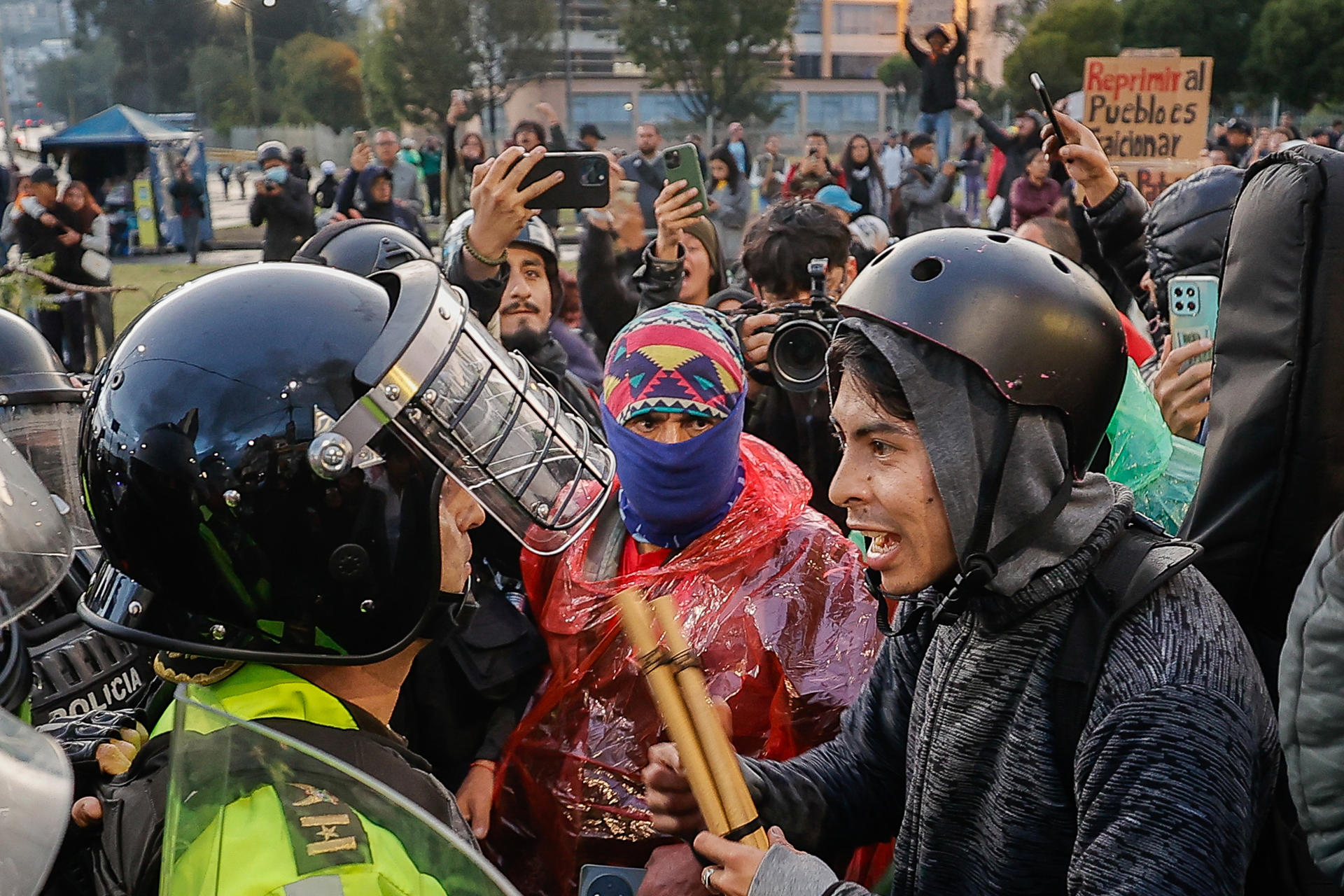 Manifestantes en Quito rechazan alza del diésel y apoyan a indígenas Manifestantes en Quito rechazan alza del diésel y apoyan a indígenas