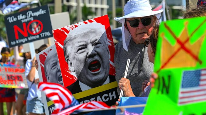 Miles de personas en todo EE.UU. protestan contra Trump: "No queremos Reyes"