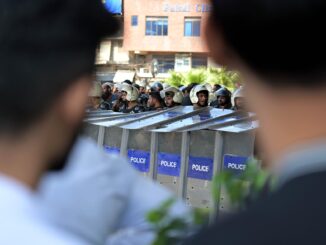 Referencial - 09/10/2025.- Security officials stand guard during a clash with supporters of Islamic political party Tehrik-e-Labaik Pakistan (TLP) as authorities try to arrest their chief, Saad Rizvi, in Lahore, Pakistan, 09 October 2025. Violent clashes erupted in Lahore late on 08 October after police raided the headquarters of Tehreek-i-Labbaik Pakistan (TLP) to arrest its chief, Saad Rizvi, injuring at least three policemen. The crackdown followed TLPs announcement of a massive anti-Israel protest outside the US embassy in Islamabad on 10 October, prompting authorities to place containers at Faizabad Interchange. (Protestas) EFE/EPA/A. HUSSAIN