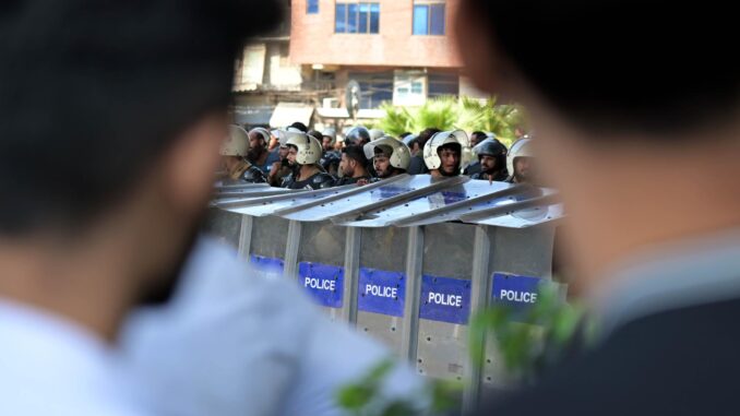 Referencial - 09/10/2025.- Security officials stand guard during a clash with supporters of Islamic political party Tehrik-e-Labaik Pakistan (TLP) as authorities try to arrest their chief, Saad Rizvi, in Lahore, Pakistan, 09 October 2025. Violent clashes erupted in Lahore late on 08 October after police raided the headquarters of Tehreek-i-Labbaik Pakistan (TLP) to arrest its chief, Saad Rizvi, injuring at least three policemen. The crackdown followed TLPs announcement of a massive anti-Israel protest outside the US embassy in Islamabad on 10 October, prompting authorities to place containers at Faizabad Interchange. (Protestas) EFE/EPA/A. HUSSAIN Referencial - 09/10/2025.- Security officials stand guard during a clash with supporters of Islamic political party Tehrik-e-Labaik Pakistan (TLP) as authorities try to arrest their chief, Saad Rizvi, in Lahore, Pakistan, 09 October 2025. Violent clashes erupted in Lahore late on 08 October after police raided the headquarters of Tehreek-i-Labbaik Pakistan (TLP) to arrest its chief, Saad Rizvi, injuring at least three policemen. The crackdown followed TLPs announcement of a massive anti-Israel protest outside the US embassy in Islamabad on 10 October, prompting authorities to place containers at Faizabad Interchange. (Protestas) EFE/EPA/A. HUSSAIN