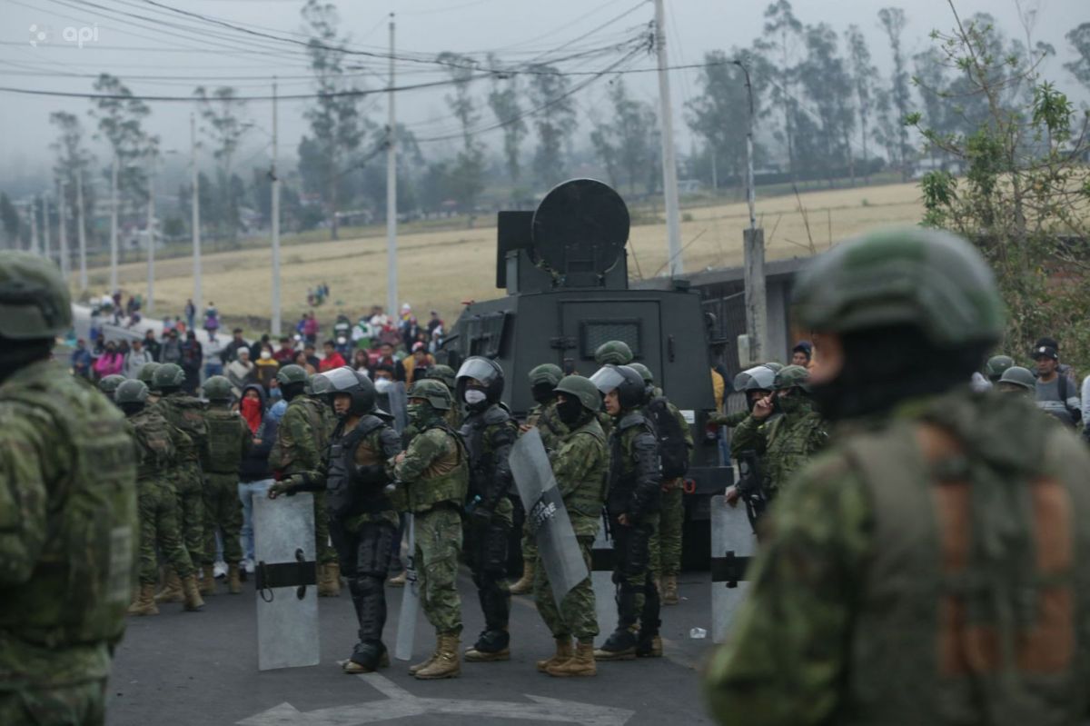Paro nacional: Convoy humanitario llega a Otavalo tras ser apedreado por manifestantes