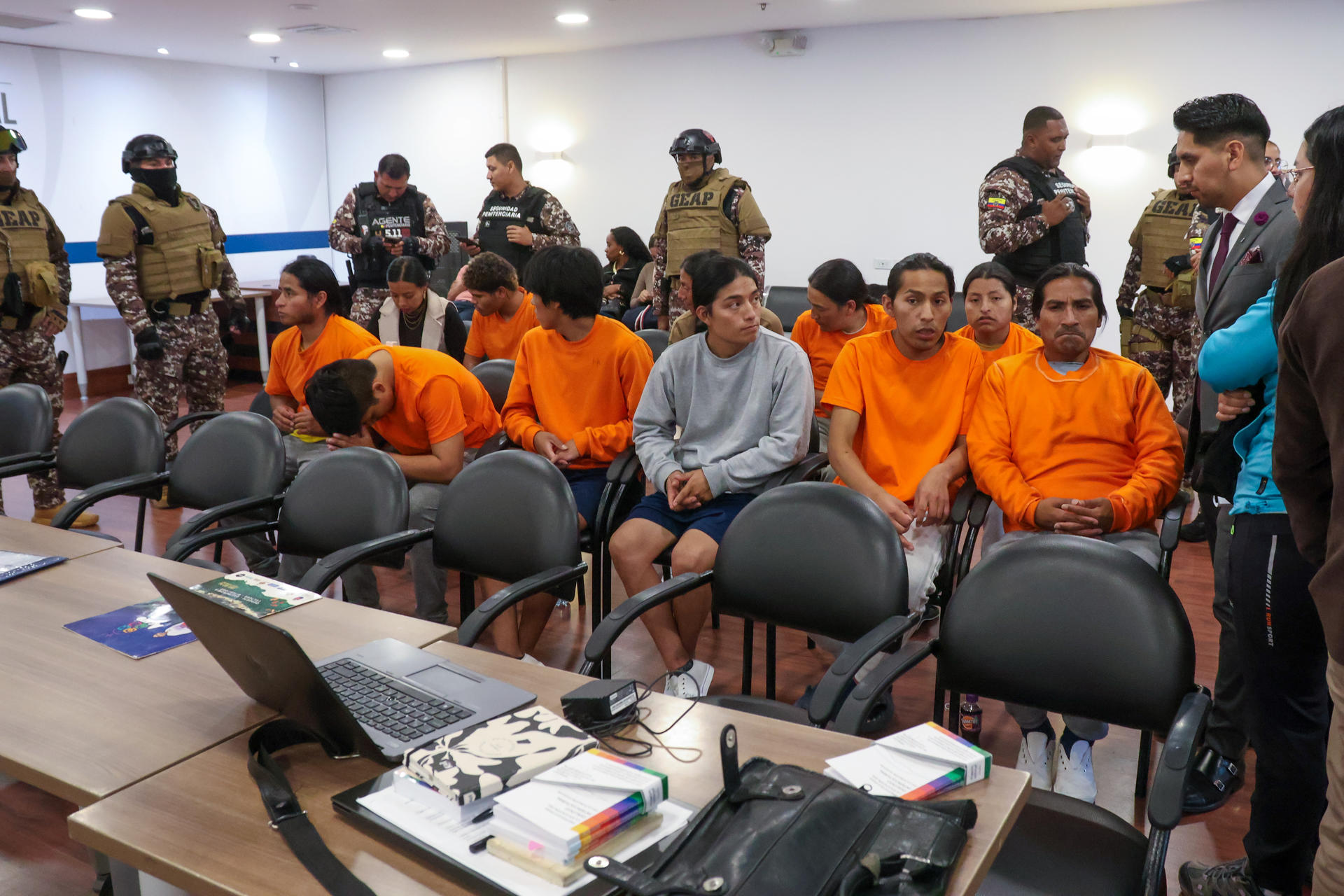 ‘Los doce de Otavalo’ asisten a audiencia en la capital ecuatoriana ‘Los doce de Otavalo’ asisten a audiencia en la capital ecuatoriana