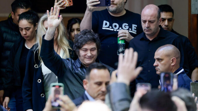 Milei vota en las legislativas de Argentina, primer gran test electoral para su Gobierno