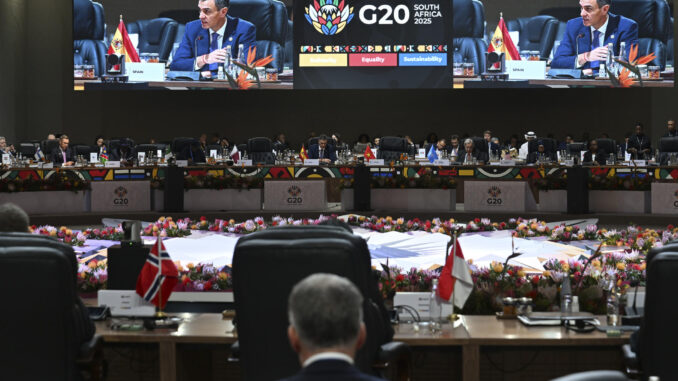 JOHANNESBURGO (SUDÁFRICA), 23/11/2025.- El presidente del Gobierno, Pedro Sánchez, participa en la segunda jornada de la vigésima cumbre del G20, en la que ha intervenido en la tercera sesión de trabajo, este domingo en Johannesburgo (Sudáfrica).- Pool Moncloa/Borja Puig de la Bellacasa / ***SOLO USO EDITORIAL/SOLO DISPONIBLE PARA ILUSTRAR LA NOTICIA QUE ACOMPAÑA (CRÉDITO OBLIGATORIO)***