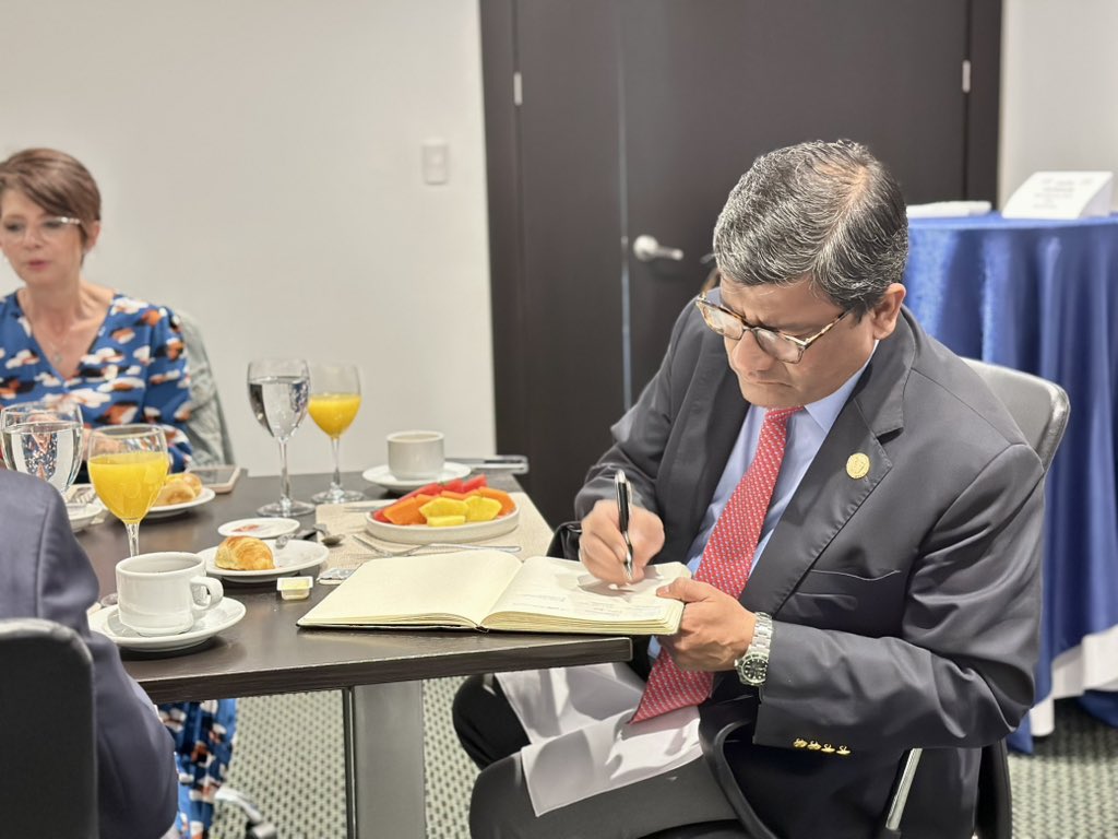 Ecuador busca nuevos acuerdos con EE.UU. incluyendo inversiones