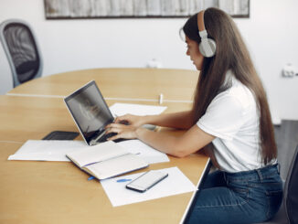 Es posible elegir entre diversas opciones, como exámenes tradicionales, proyectos finales, trabajos académicos y evidencia de competencias.