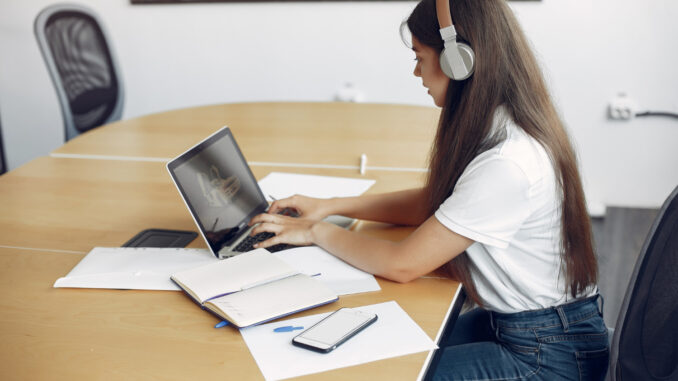 Es posible elegir entre diversas opciones, como exámenes tradicionales, proyectos finales, trabajos académicos y evidencia de competencias.