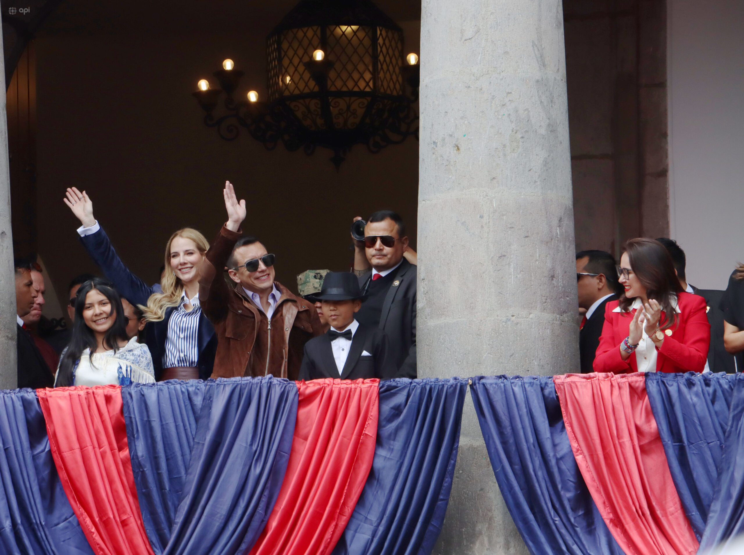 Quiteños llenan la Plaza Grande para dar serenata a Noboa