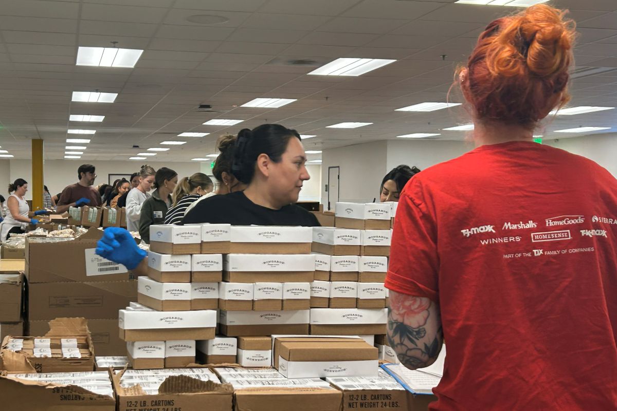 Asfixiados por la inflación, miles de latinos recorren a los bancos de alimentos en EEUU