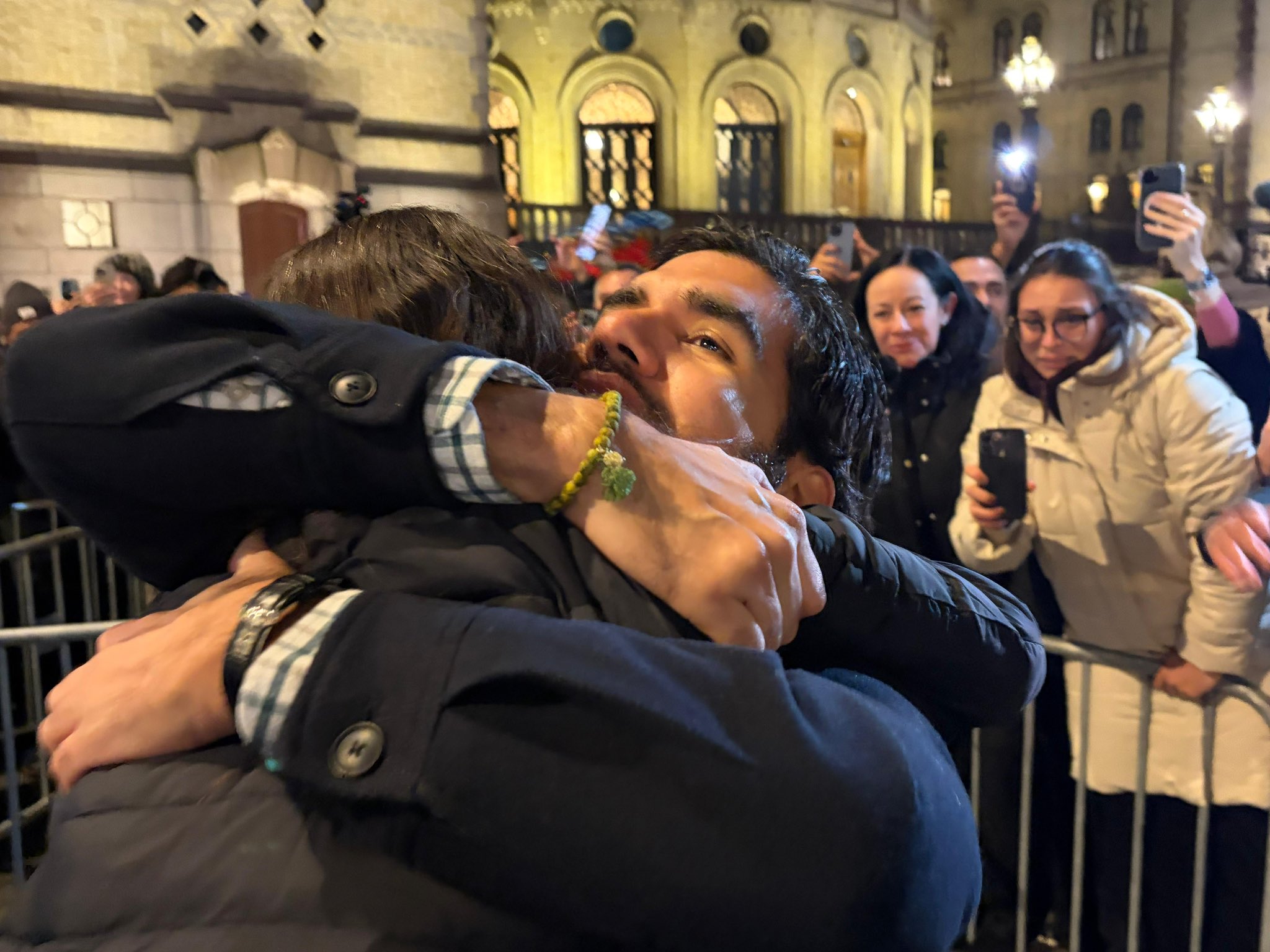 María Corina saluda y abraza a sus seguidores en Oslo