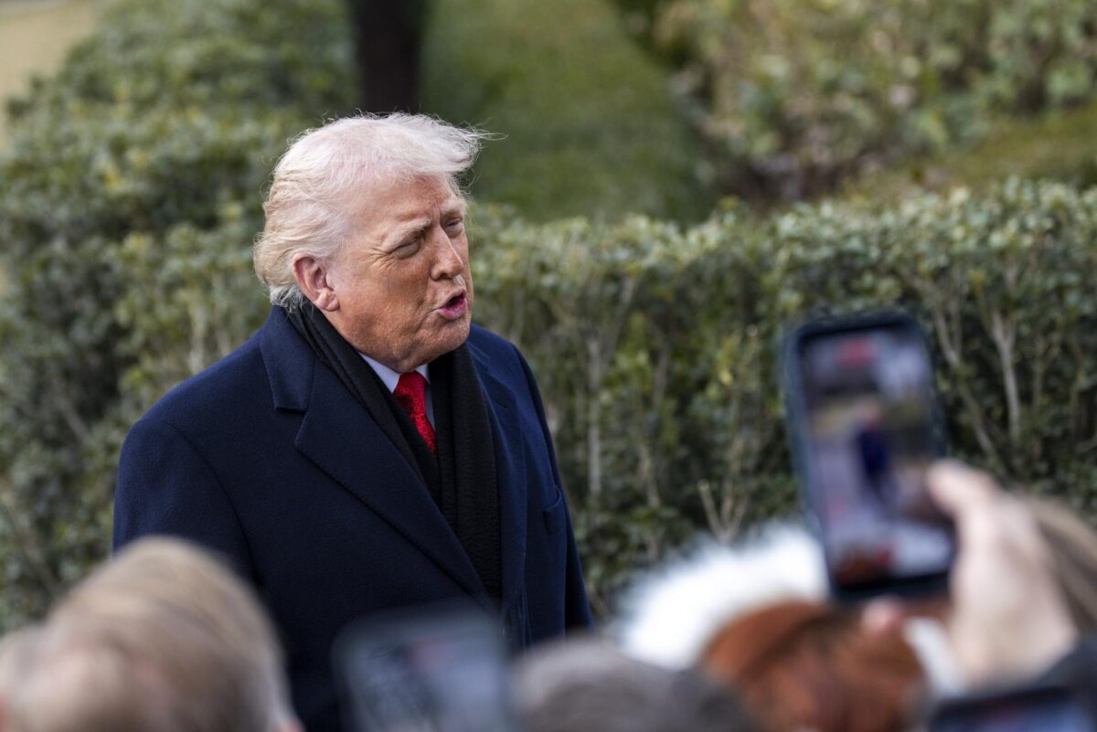WASHINGTON (United States), 16/01/2026.- US President Donald J. Trump responds to questions from the news media as he walks to board Marine One on the South Lawn of the White House in Washington, DC, USA, 16 January 2026. President Trump is traveling to Florida for the weekend. EFE/EPA/SHAWN THEW