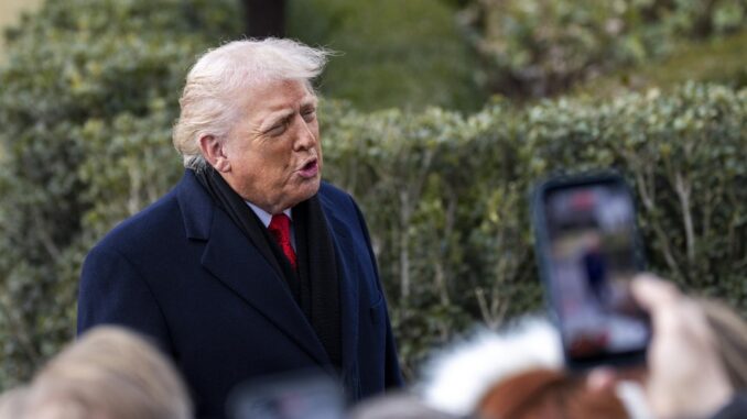 WASHINGTON (United States), 16/01/2026.- US President Donald J. Trump responds to questions from the news media as he walks to board Marine One on the South Lawn of the White House in Washington, DC, USA, 16 January 2026. President Trump is traveling to Florida for the weekend. EFE/EPA/SHAWN THEW