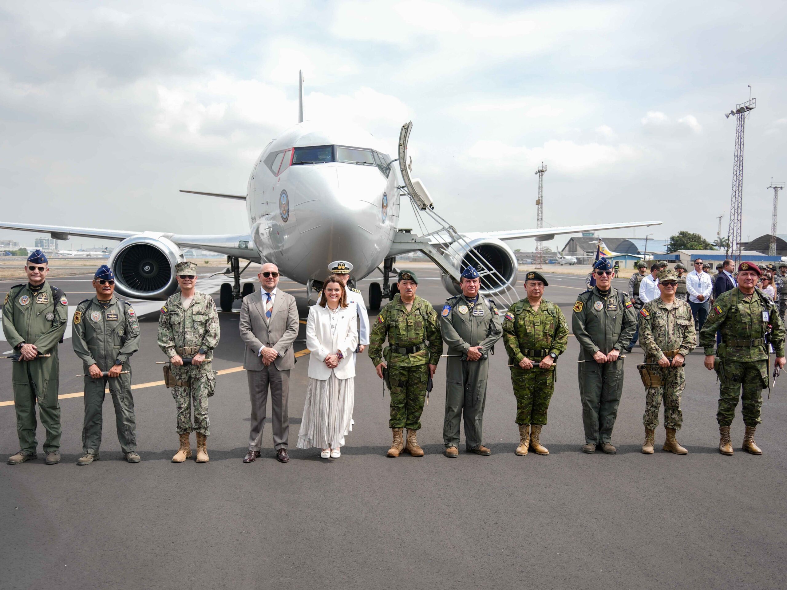 María José Pinto preside la entrega de un Boeing 737-500 a las FF.AA.
