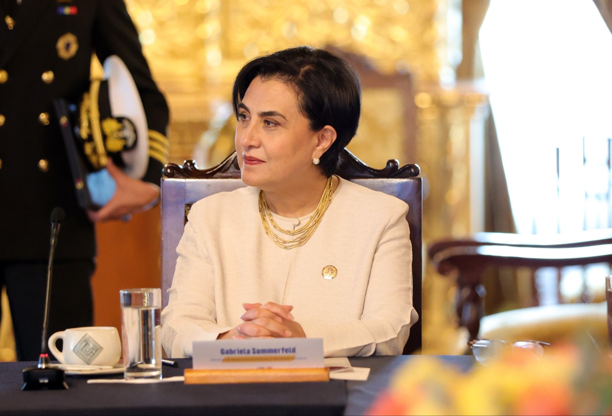 Ecuador confirma reunión «privada» con una delegación colombiana