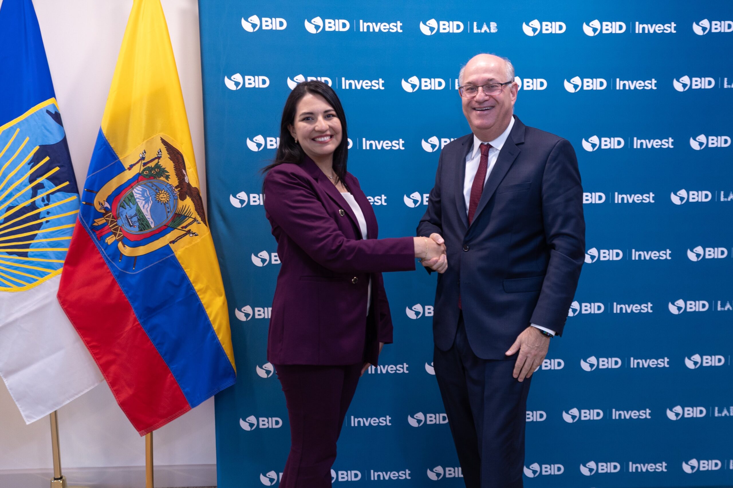 Riesgo país de Ecuador cae a 413 puntos y Moody’s mejora la calificación del país