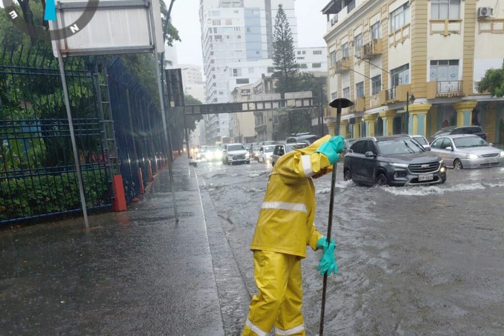 Autoridades recomiendan no salir de casa tras intensas lluvias en Guayaquil