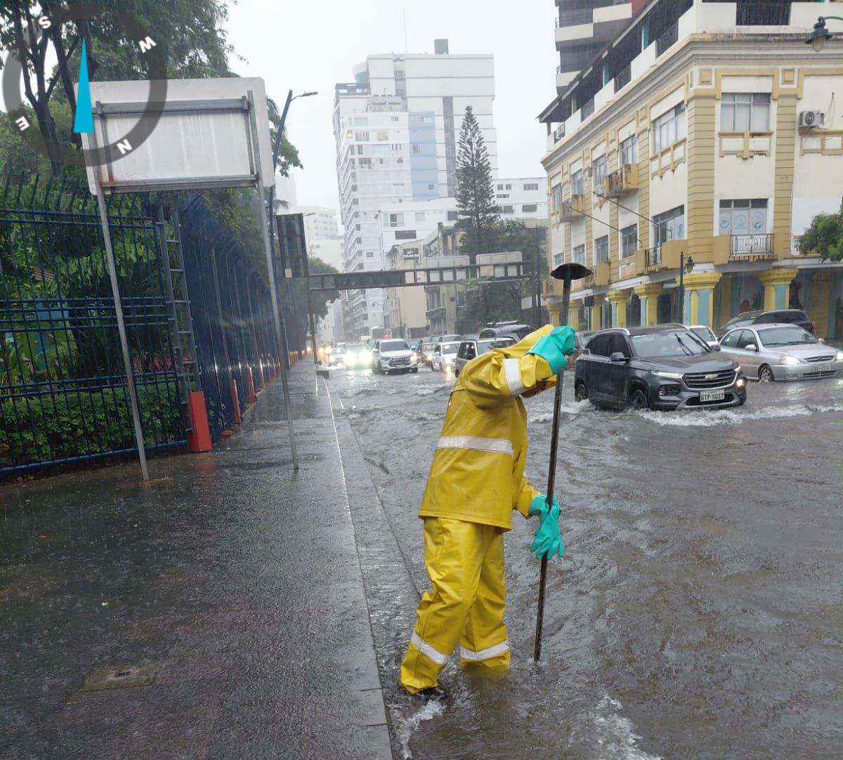 Marea sube cinco metros en Guayaquil y complica evacuación de lluvias