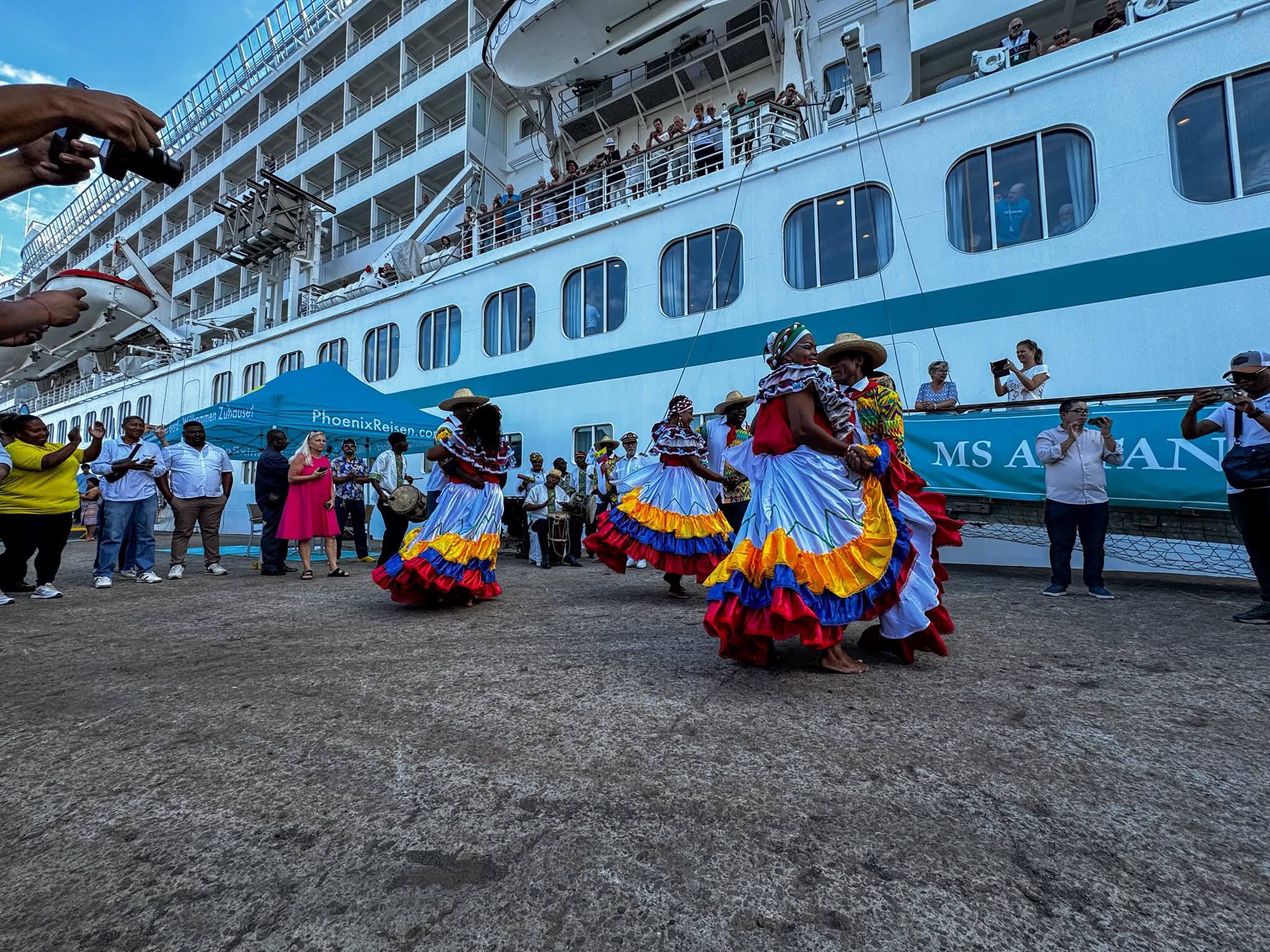 Esmeraldas se abre al turismo mundial tras llegada de crucero