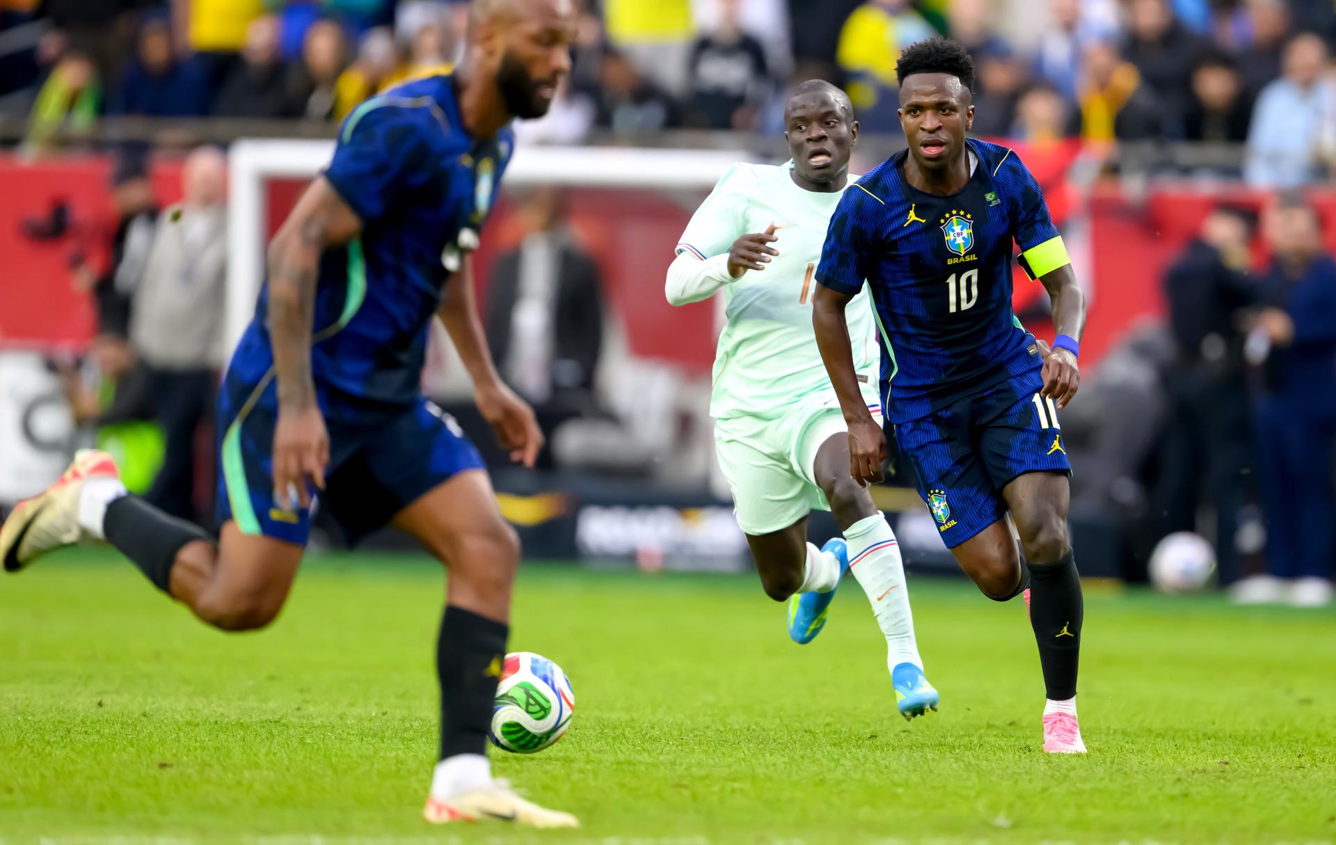 Vinícius vuelve a entrenar con Brasil y rebaja la alarma antes del partido contra Croacia