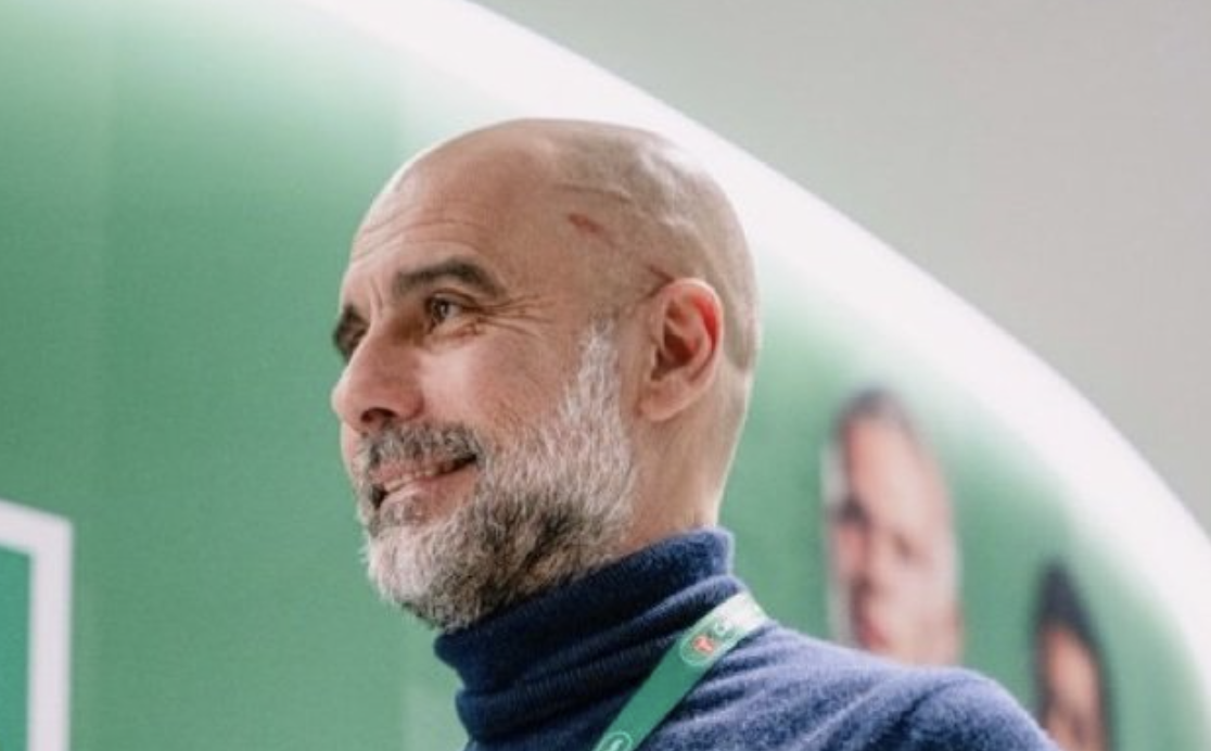Pep Guardiola vuelve a aparecer con marcas visibles en la cabeza
