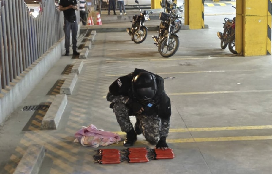 Mujer es detenida con decenas de explosivos en un centro comercial de Guayaquil