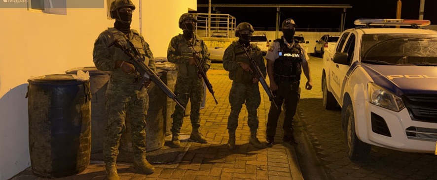 Noboa firma decreto para establecer toque de queda